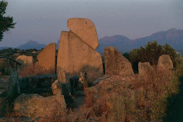 Włochy, Sardynia, Arzachena, prowincja Olbia-Tempio, grób gigantów Li Longhi, widok z tyłu