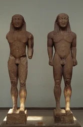 Kleobis and Biton, ok. 610-590 pne, marmurowe posągi Parian, autorstwa Polimedesa z Argos, poświęcone Delfom przez miasto Argos, Grecja, cywilizacja grecka, VII-VI wiek pne