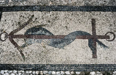 Mozaika przedstawiająca delfina i kotwicę, wyspa Delos (Lista Światowego Dziedzictwa UNESCO)