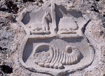 Hiszpania, Kastylia i Leon, Mombeltran, Zamek Książąt Albuquerque, Detal architektoniczny przedstawiający herb