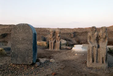 Posągi przedstawiające dwa bóstwa, wykopaliska archeologiczne w Buto (Tell el-Farain), Egipt, cywilizacja egipska
