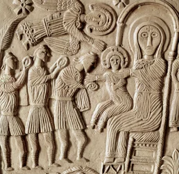 Archeologia średniowiecza. Sztuka barbarzyńska Lombardii: pokłon Trzech Króli, płaskorzeźba ołtarza księcia Rachisa. Rzeźba, sztuka longobardzka, 737-744. Cividale del Friuli, Muzeum Chrześcijańskie, skarbiec katedry