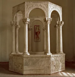 Archeologia średniowiecza (średniowiecze). Sztuka barbarzyńska Lombardii: źródło chrzcielne (baptistere) patriarchy Kalisto w ośmiobocznej formie złożonej z łuku po bokach i kolumn korynckich. Architektura 730-740. Sztuka Lombardzka, VIII wiek. Wapień. On