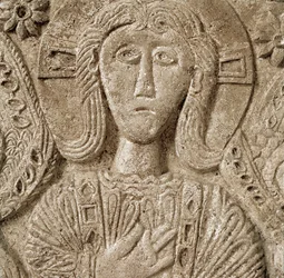 Archeologia średniowiecza (średniowiecze). Sztuka barbarzyńska Lombardii: detal Chrystusa, płaskorzeźba ołtarza księcia Rachisa. Rzeźba, sztuka Lombardzka, 737-744. Cividale del Friuli, Muzeum Chretien, skarb katedry