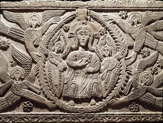 Sztuka longobardzka: Chrystus w chwale, płaskorzeźba z ołtarza księcia Ratchisa (Ratchis lub Ratgis) - Rzeźba, sztuka longobardzka, 737-744 (Płaskorzeźba ołtarza Ratchisa przedstawiająca Chrystusa w chwale), Cividale del Friuli, Muzeum Chrześcijańskie