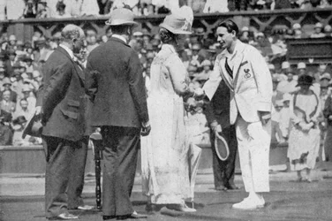 Jean Borotra odbiera swój medal z rąk królowej Marii na korcie centralnym, 1926