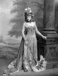 Pani Algernon Bourke 1870-1967, z domu Guendoline Irene Emily Sloane-Stanley..., 1897.