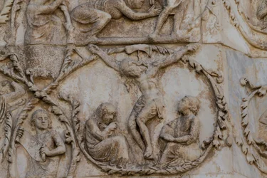 Ukrzyżowanie, fragment ze Scen z życia Chrystusa, Opowieści z Nowego Testamentu, płaskorzeźby Lorenzo Maitani (przed 1275-1330), trzeci filar, fasada katedry w Orvieto, Umbria, Włochy