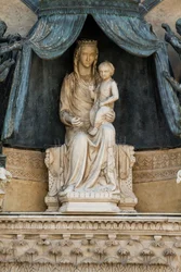 Madonna z dzieckiem na baldachimie z brązu, Lorenzo Maitani (przed 1275-1330), luneta nad wejściem centralnym, fasada katedry w Orvieto, Umbria, Włochy