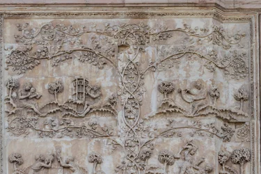 Naama uczy dziecko czytać, a Tubal-kain uderza młotkiem w dzwony; Enos, syn Seta rysujący kompasem, Stories of Genesis, płaskorzeźby Lorenzo Maitani (przed 1275-1330), pierwszy filar, boczna fasada katedry w Orvieto, Umbria, Włochy