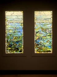Okno z rozgwiazdą („Wiosna”) i Okno z anemonem („Lato”), ok. 1885-1895 (szkło, ołów, żelazo i drewniana rama (oryginalna))
