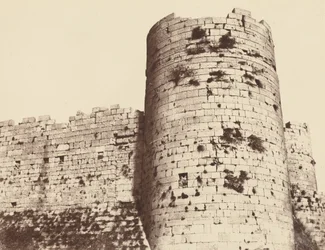 Kalaat-El-Hosn, Druga Wystawa, z zewnątrz, wieża narożna, południowy zachód, 1859 r. (zdjęcie)