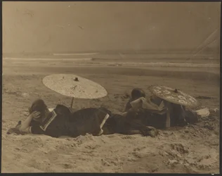 [Scena na plaży z papierowymi parasolami]