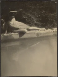 [Tancerka przy ogrodowym basenie]