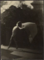 [Tancerka w ogrodzie]