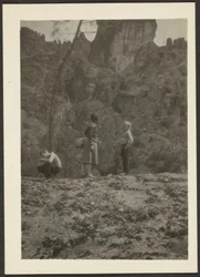 [Figury w górskim krajobrazie]