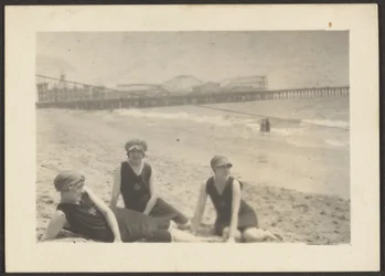 [Rysunki na plaży w pobliżu Santa Monica Pier].