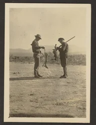 [Fleckenstein i Man Holding Guns and Dead Jackrabbits].