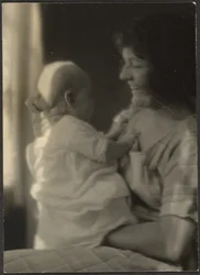 Florence trzymająca niemowlę