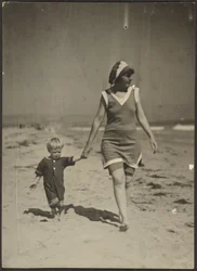[Florence i niemowlę spacerujące po plaży].