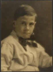 [Portret chłopca w muszce].