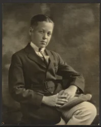 [Portret chłopca z czapką na kolanie].