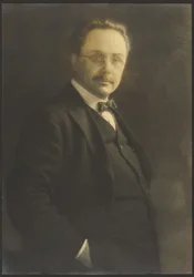 [Portret mężczyzny stojącego z ręką w kieszeni]