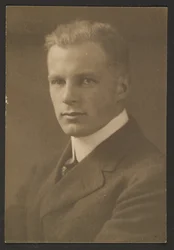 [Portret mężczyzny ze strzyżeniem].