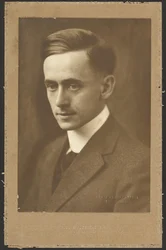[Portret mężczyzny z wysokim kołnierzem].