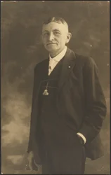 [Portret mężczyzny z ozdobnym zegarkiem]