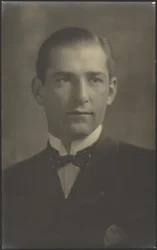 [Portret mężczyzny z muszką w kropki].