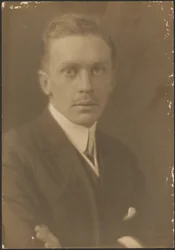 [Portret mężczyzny z cienkimi wąsami].
