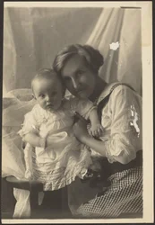 [Portret matki w sukni w kratę i dziecka]