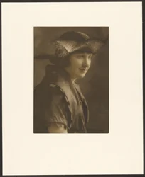 [Portret kobiety w słomkowym kapeluszu].