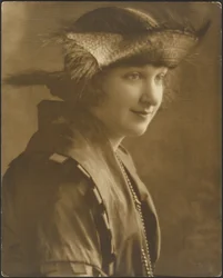 [Portret kobiety w słomkowym kapeluszu].