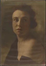[Portret kobiety z odkrytymi ramionami].