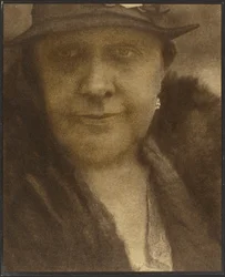 [Portret kobiety z diamentowym kolczykiem].