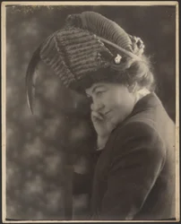 [Portret kobiety w kapeluszu z piórami].