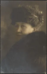 [Portret kobiety w futrzanej stoli]