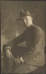 [Portret młodego mężczyzny w mundurze].