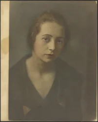 [Portret młodej kobiety ze skrzyżowanymi ramionami].