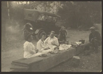 [Scena pikniku przy drodze]