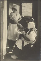 [Dwie kobiety w holenderskich strojach].