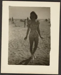 [Kobieta w bikini]