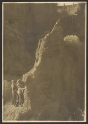 Młode kobiety w skalistym wąwozie [Young Women in Rocky Ravine].