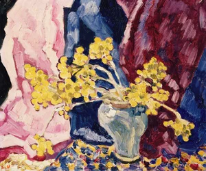 Niebieski wazon, żółte kwiaty i zasłony, ok. 1938 r. (olej na płótnie)