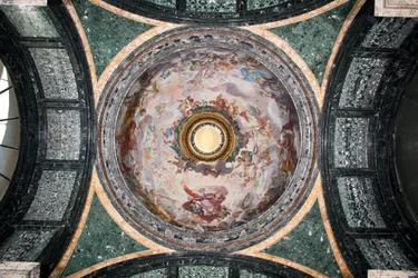 Widok kopuły kaplicy Cybo, freski ozdobione Luigi Garzi (1638-1721) (Widok kopuły kaplicy Cybo ozdobiony freskami Luigi Garzi) Rzym Bazylika di Santa Maria del Popolo (Kościół Santa Maria del Popolo), Cybo Kaplica
