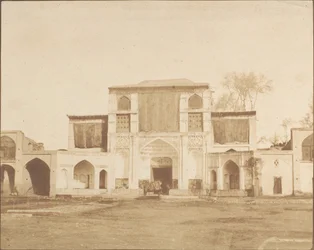 Wejście zewnętrzne do Pałacu Królewskiego, Teheran, 1858.