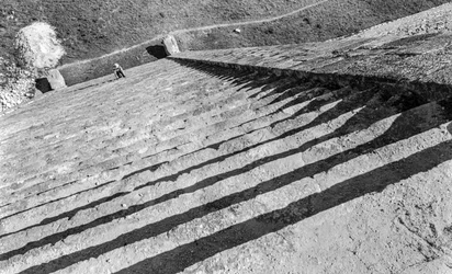 Schody prowadzące do monumentalnych ruin Majów, piramidy Chichen Itza. 1936