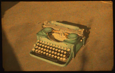 Kolorowe zdjęcie martwej natury maszyny do pisania wykonane przy użyciu aparatu Autochrome Lumière i...